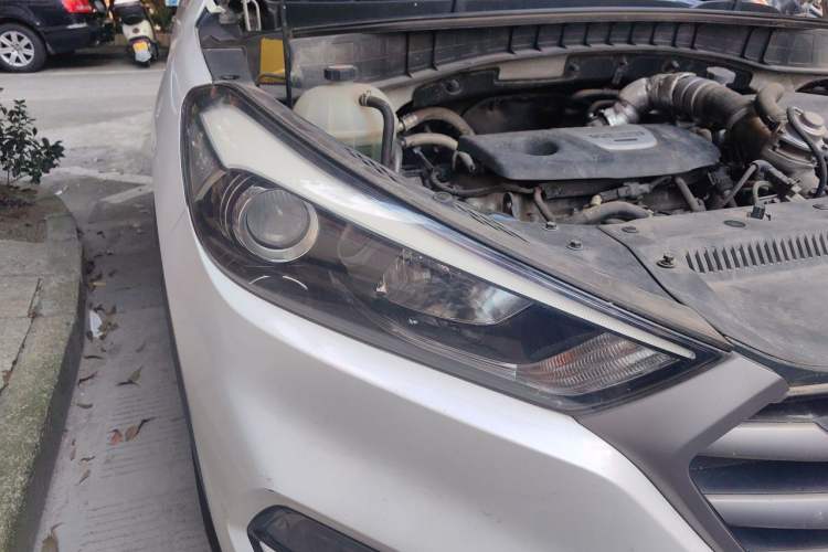 Used Hyundai Tucson 2015 1.6T Dual-Clutch Two-Wheel-Drive Smart Model Right Front Headlight