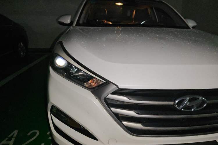 Used Hyundai Tucson 2015 1.6T Dual-Clutch Two-Wheel-Drive Smart Model Right Front Headlight
