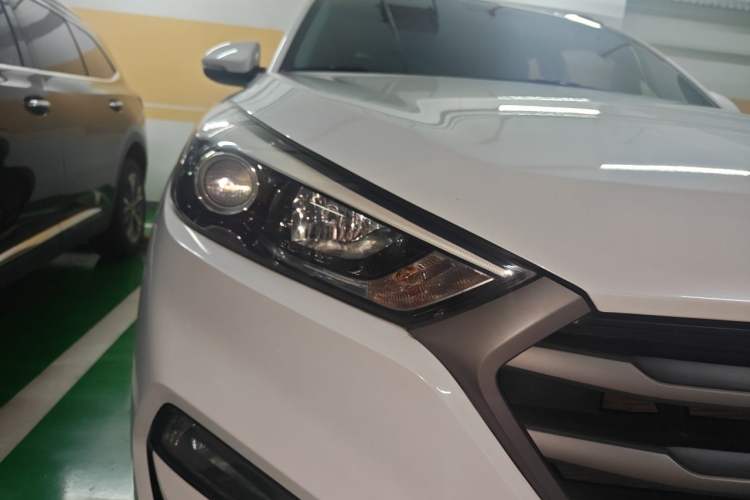 Used Hyundai Tucson 2015 1.6T Dual-Clutch Two-Wheel-Drive Smart Model Right Front Headlight
