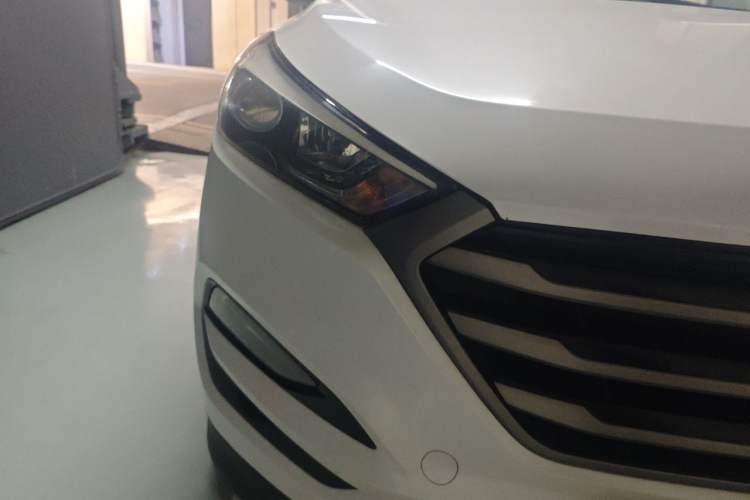 Used Hyundai Tucson 2015 1.6T Dual-Clutch Two-Wheel-Drive Smart Model Right Front Headlight