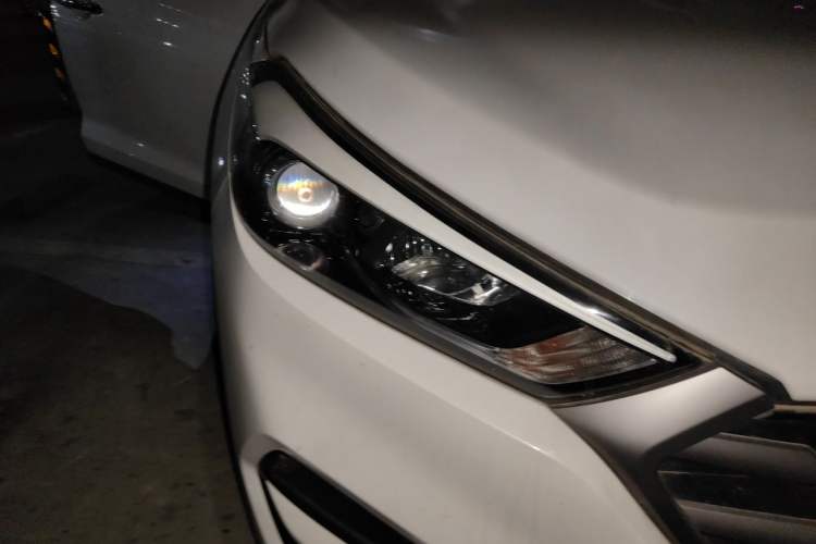 Used Hyundai Tucson 2015 1.6T Dual-Clutch Two-Wheel-Drive Smart Model Right Front Headlight