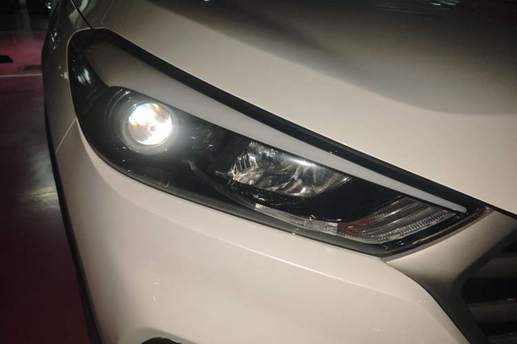 Used Hyundai Tucson 2015 2.0L Automatic Two-Wheel Drive Smart Version Right Front Headlight