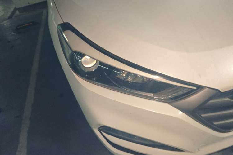Used Hyundai Tucson 2015 1.6T Dual-Clutch Two-Wheel-Drive Smart Model Right Front Headlight