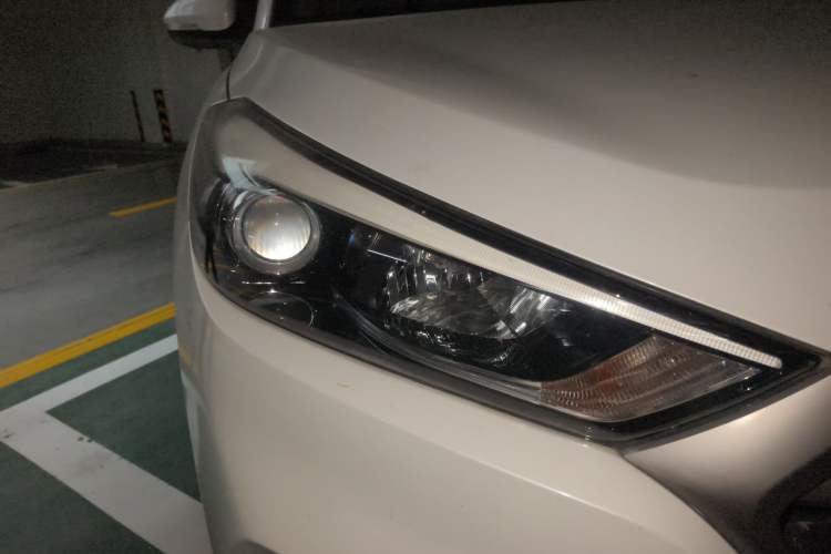 Used Hyundai Tucson 2015 1.6T Dual-Clutch Two-Wheel-Drive Smart Model Right Front Headlight