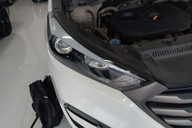 Used Hyundai Tucson 2015 2.0L Automatic Two-Wheel Drive Smart Version Right Front Headlight