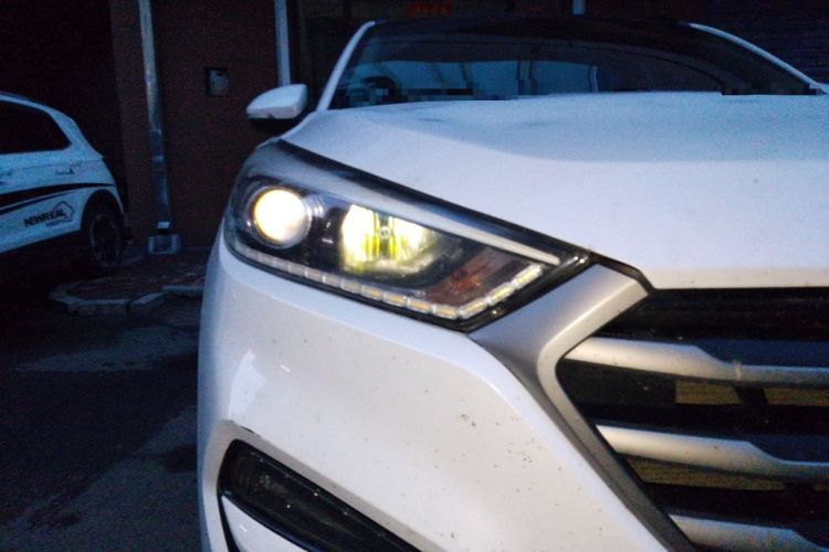 Used Hyundai Tucson 2015 1.6T Dual-Clutch Two-Wheel-Drive Smart Model Right Front Headlight