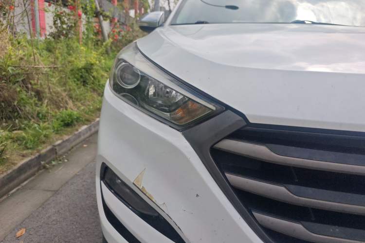 Used Hyundai Tucson 2015 1.6T Dual-Clutch Two-Wheel-Drive Leading Model Right Front Headlight