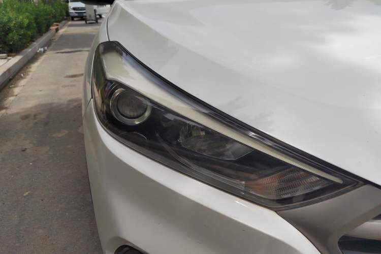 Used Hyundai Tucson 2015 1.6T Dual-Clutch Two-Wheel-Drive Leading Model Right Front Headlight
