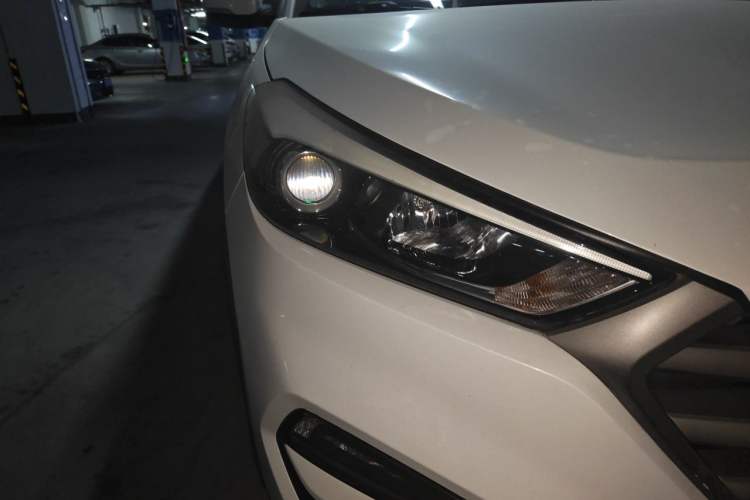Used Hyundai Tucson 2015 1.6T Dual-Clutch Two-Wheel-Drive Smart Model Right Front Headlight