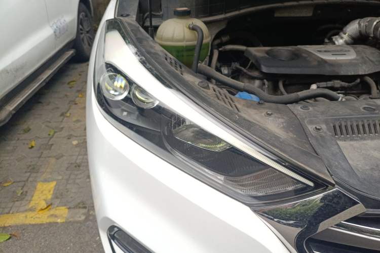 Used Hyundai Tucson 2015 1.6T Dual-Clutch Four-Wheel Drive Flagship Model Right Front Headlight