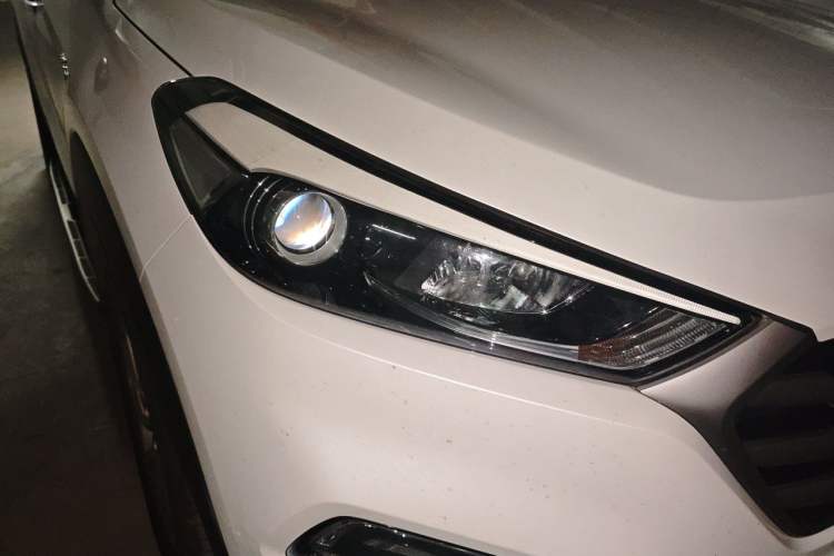 Used Hyundai Tucson 2015 1.6T Dual-Clutch Two-Wheel-Drive Smart Model Right Front Headlight