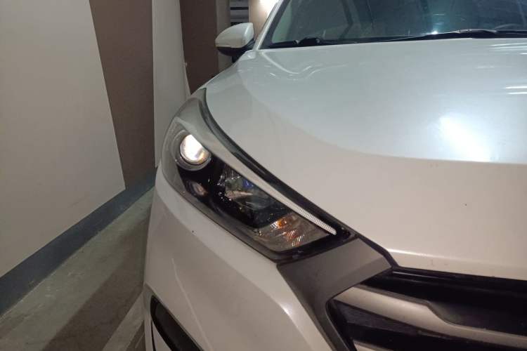 Used Hyundai Tucson 2015 1.6T Dual-Clutch Two-Wheel-Drive Smart Model Right Front Headlight
