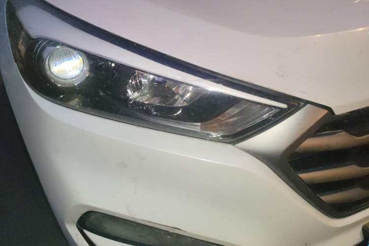 Used Hyundai Tucson 2015 1.6T Dual-Clutch Two-Wheel-Drive Smart Model Right Front Headlight