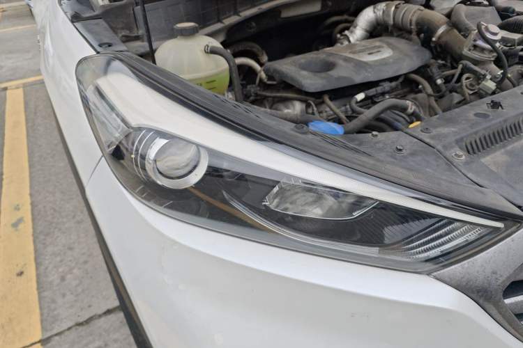 Used Hyundai Tucson 2015 1.6T Dual-Clutch Two-Wheel-Drive Smart Model Right Front Headlight