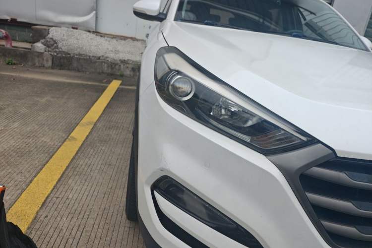 Used Hyundai Tucson 2015 1.6T Dual-Clutch Four-Wheel Drive Flagship Model Right Front Headlight