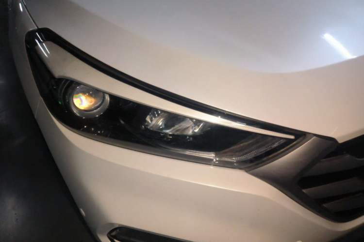 Used Hyundai Tucson 2015 1.6T Dual-Clutch Two-Wheel-Drive Leading Model Right Front Headlight