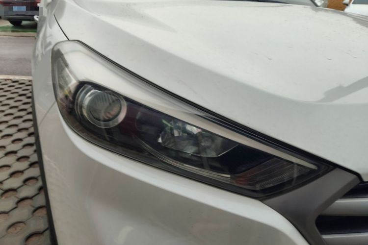 Used Hyundai Tucson 2015 1.6T Dual-Clutch Two-Wheel-Drive Leading Model Right Front Headlight