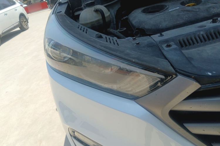 Used Hyundai Tucson 2015 2.0L Automatic Two-Wheel Drive Smart Version Right Front Headlight