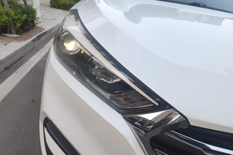 Used Hyundai Tucson 2015 1.6T Dual-Clutch All-Wheel-Drive Premium Model Right Front Headlight
