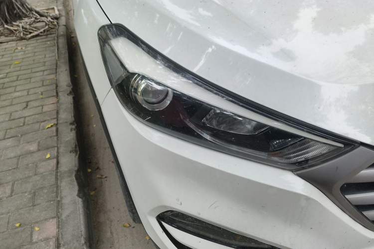 Used Hyundai Tucson 2015 1.6T Dual-Clutch Two-Wheel-Drive Smart Model Right Front Headlight