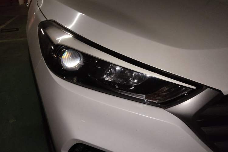 Used Hyundai Tucson 2015 1.6T Dual-Clutch Two-Wheel-Drive Leading Model Right Front Headlight