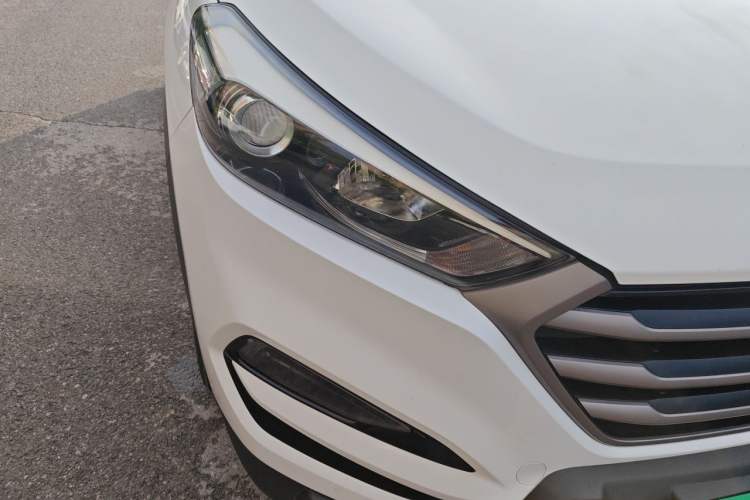 Used Hyundai Tucson 2015 1.6T Dual-Clutch Two-Wheel-Drive Leading Model Right Front Headlight