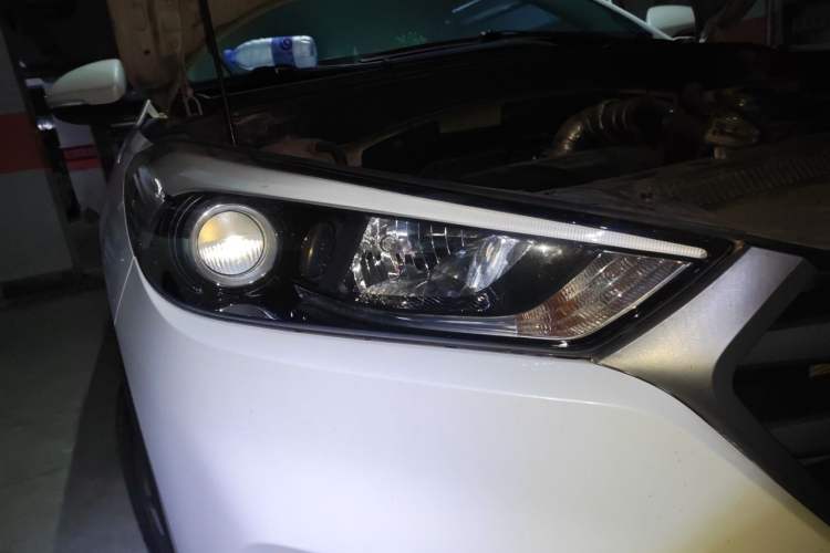 Used Hyundai Tucson 2015 1.6T Dual-Clutch Two-Wheel-Drive Smart Model Right Front Headlight
