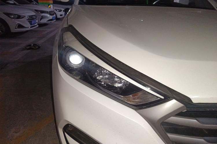 Used Hyundai Tucson 2015 1.6T Dual-Clutch Two-Wheel-Drive Smart Model Right Front Headlight