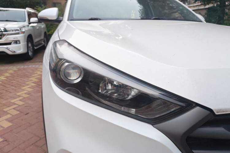 Used Hyundai Tucson 2015 1.6T Dual-Clutch Two-Wheel-Drive Comfort Model Right Front Headlight