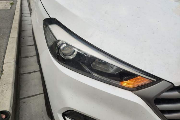 Used Hyundai Tucson 2015 1.6T Dual-Clutch Two-Wheel-Drive Smart Model Right Front Headlight
