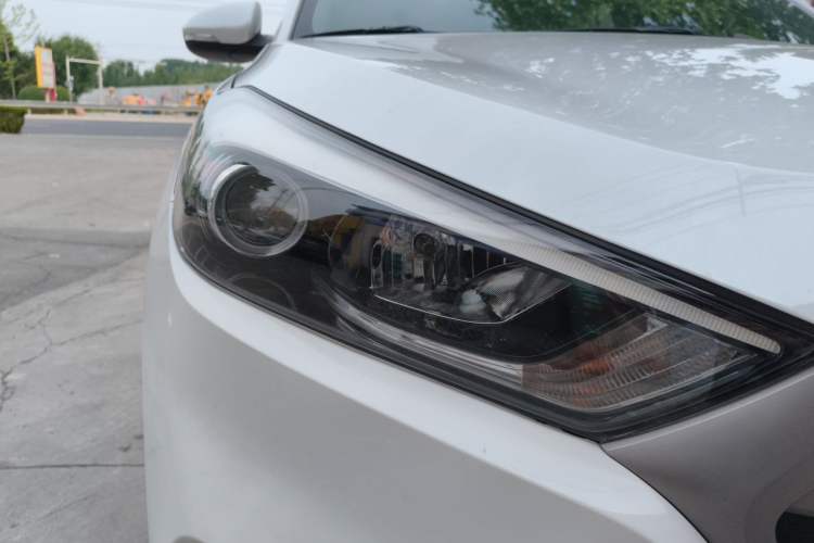 Used Hyundai Tucson 2015 1.6T Dual-Clutch Two-Wheel-Drive Smart Model Right Front Headlight