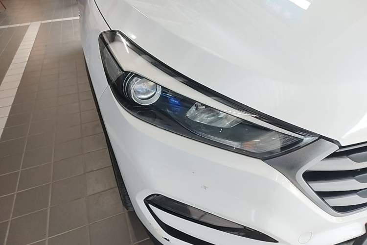 Used Hyundai Tucson 2015 1.6T Dual-Clutch Two-Wheel-Drive Leading Model Right Front Headlight
