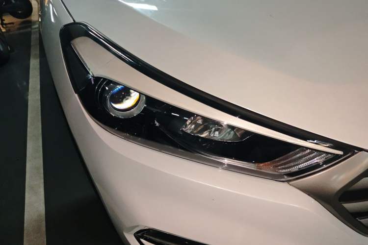 Used Hyundai Tucson 2015 1.6T Dual-Clutch Two-Wheel-Drive Smart Model Right Front Headlight