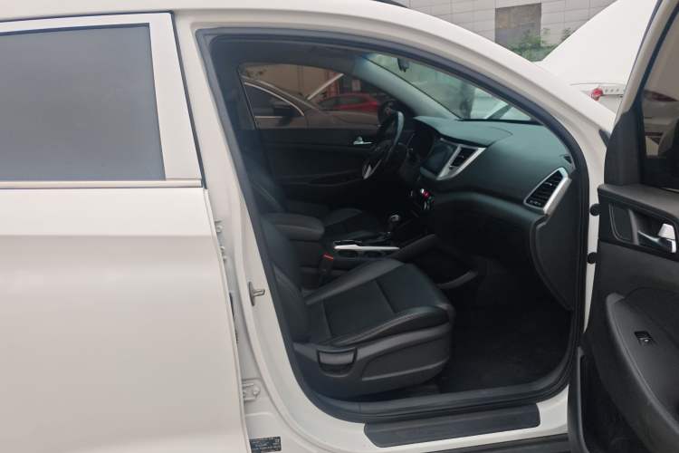 Used Hyundai Tucson 2015 2.0L Automatic Two-Wheel Drive Smart Version Right Front Seat