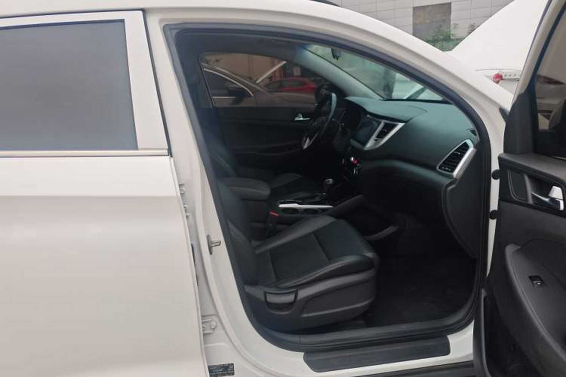 Used Hyundai Tucson 2015 2.0L Automatic Two-Wheel Drive Smart Version Right Front Seat