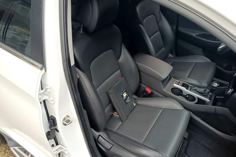 Used Hyundai Tucson 2015 2.0L Automatic Two-Wheel Drive Smart Version Right Front Seat