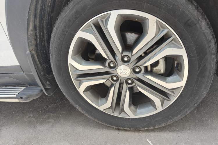 Used Hyundai Tucson 2015 1.6T Dual-Clutch Two-Wheel-Drive Leading Model Right Front Wheel Hub