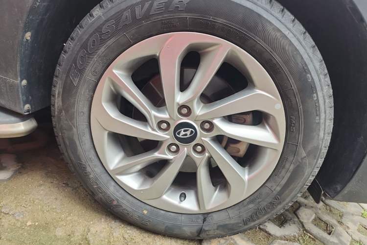 Used Hyundai Tucson 2015 1.6T Dual-Clutch Two-Wheel-Drive Smart Model Right Front Wheel Hub