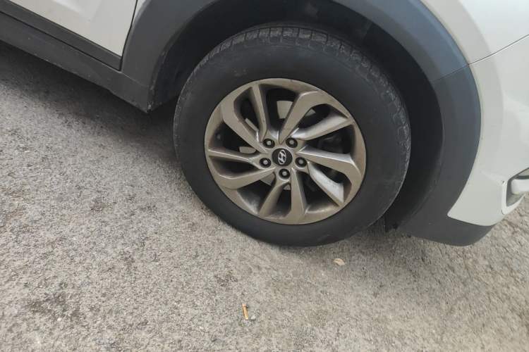 Used Hyundai Tucson 2015 1.6T Dual-Clutch Two-Wheel-Drive Smart Model Right Front Wheel Hub