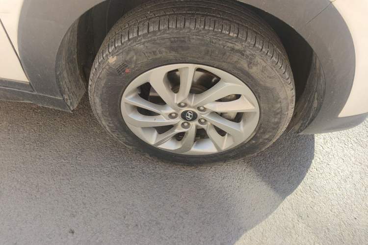 Used Hyundai Tucson 2015 1.6T Dual-Clutch Two-Wheel-Drive Smart Model Right Front Wheel Hub