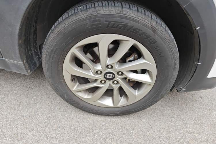 Used Hyundai Tucson 2015 1.6T Dual-Clutch Two-Wheel-Drive Smart Model Right Front Wheel Hub