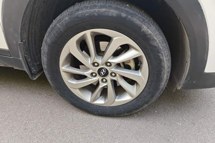 Used Hyundai Tucson 2015 1.6T Dual-Clutch Two-Wheel-Drive Smart Model Right Front Wheel Hub