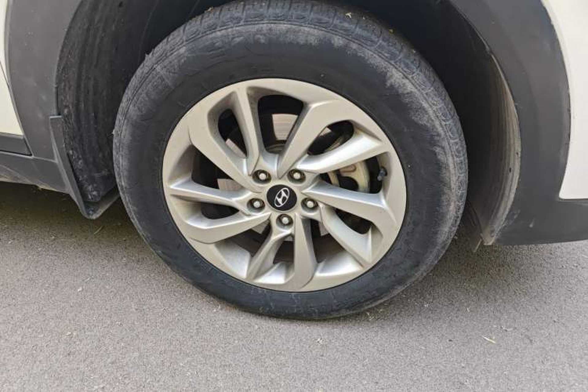 Used Hyundai Tucson 2015 1.6T Dual-Clutch Two-Wheel-Drive Smart Model Right Front Wheel Hub