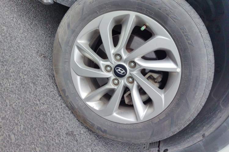 Used Hyundai Tucson 2015 1.6T Dual-Clutch Two-Wheel-Drive Smart Model Right Front Wheel Hub