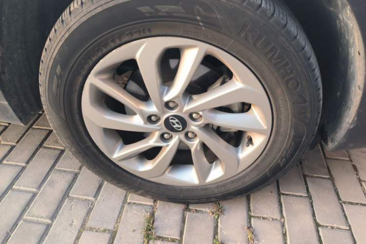 Used Hyundai Tucson 2015 1.6T Dual-Clutch Two-Wheel-Drive Smart Model Right Front Wheel Hub