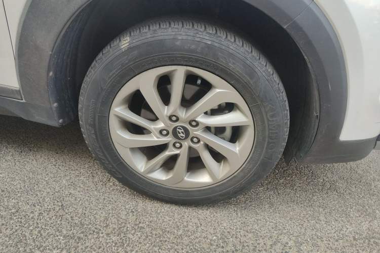 Used Hyundai Tucson 2015 1.6T Dual-Clutch Two-Wheel-Drive Smart Model Right Front Wheel Hub