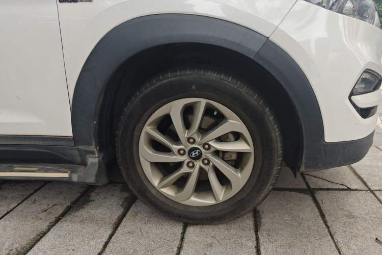 Used Hyundai Tucson 2015 1.6T Dual-Clutch Two-Wheel-Drive Smart Model Right Front Wheel Hub