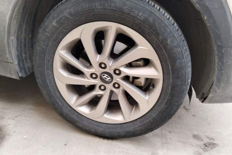 Used Hyundai Tucson 2015 2.0L Automatic Two-Wheel Drive Smart Version Right Front Wheel Hub