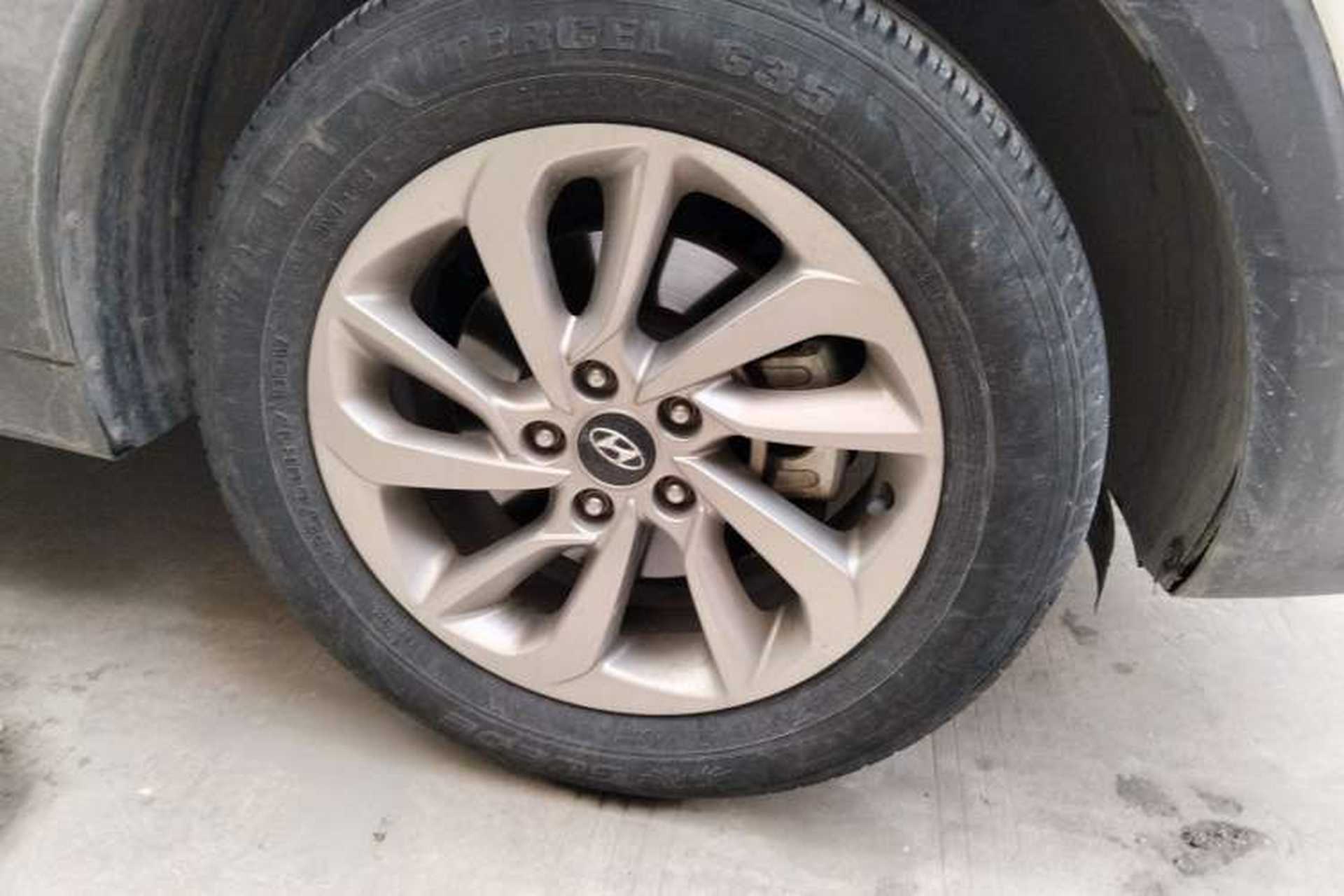 Used Hyundai Tucson 2015 2.0L Automatic Two-Wheel Drive Smart Version Right Front Wheel Hub
