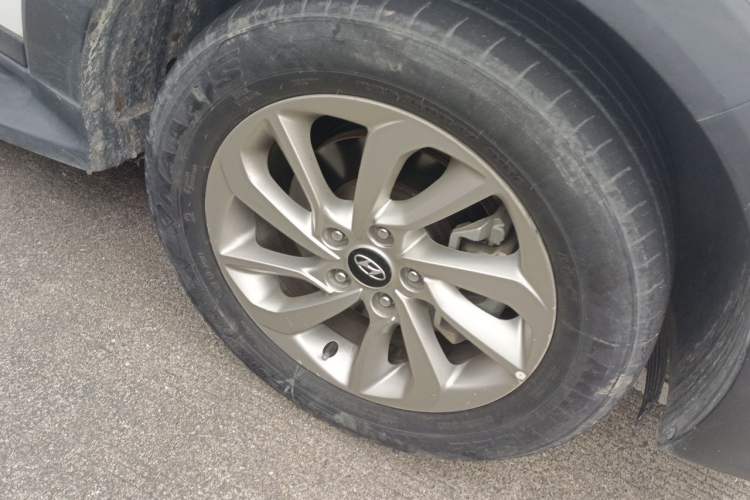 Used Hyundai Tucson 2015 2.0L Automatic Two-Wheel Drive Smart Version Right Front Wheel Hub